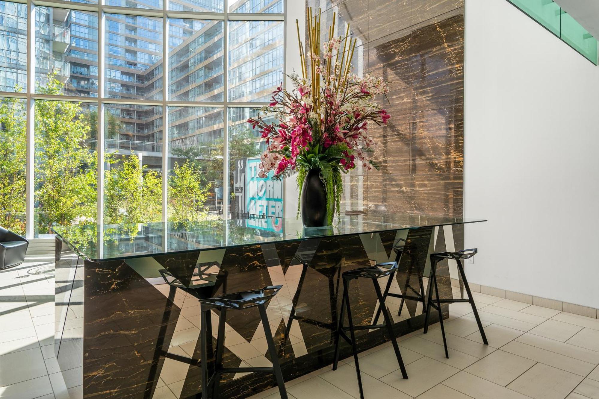 Exquisite Condos By Cn Tower With Parking 토론토 외부 사진
