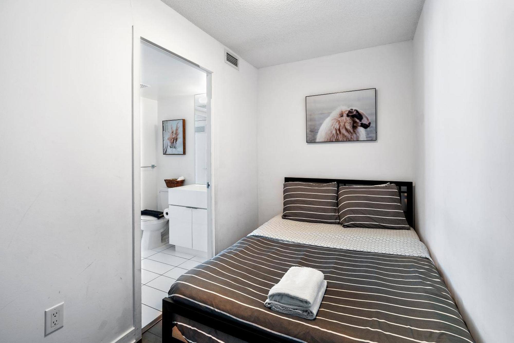 Exquisite Condos By Cn Tower With Parking 토론토 외부 사진