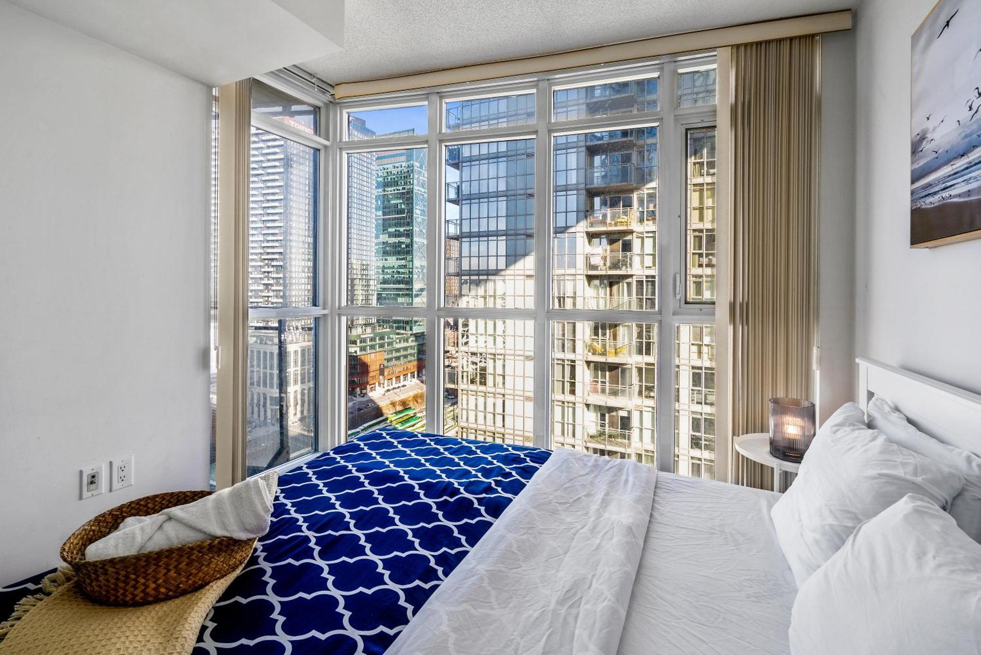 Exquisite Condos By Cn Tower With Parking 토론토 외부 사진