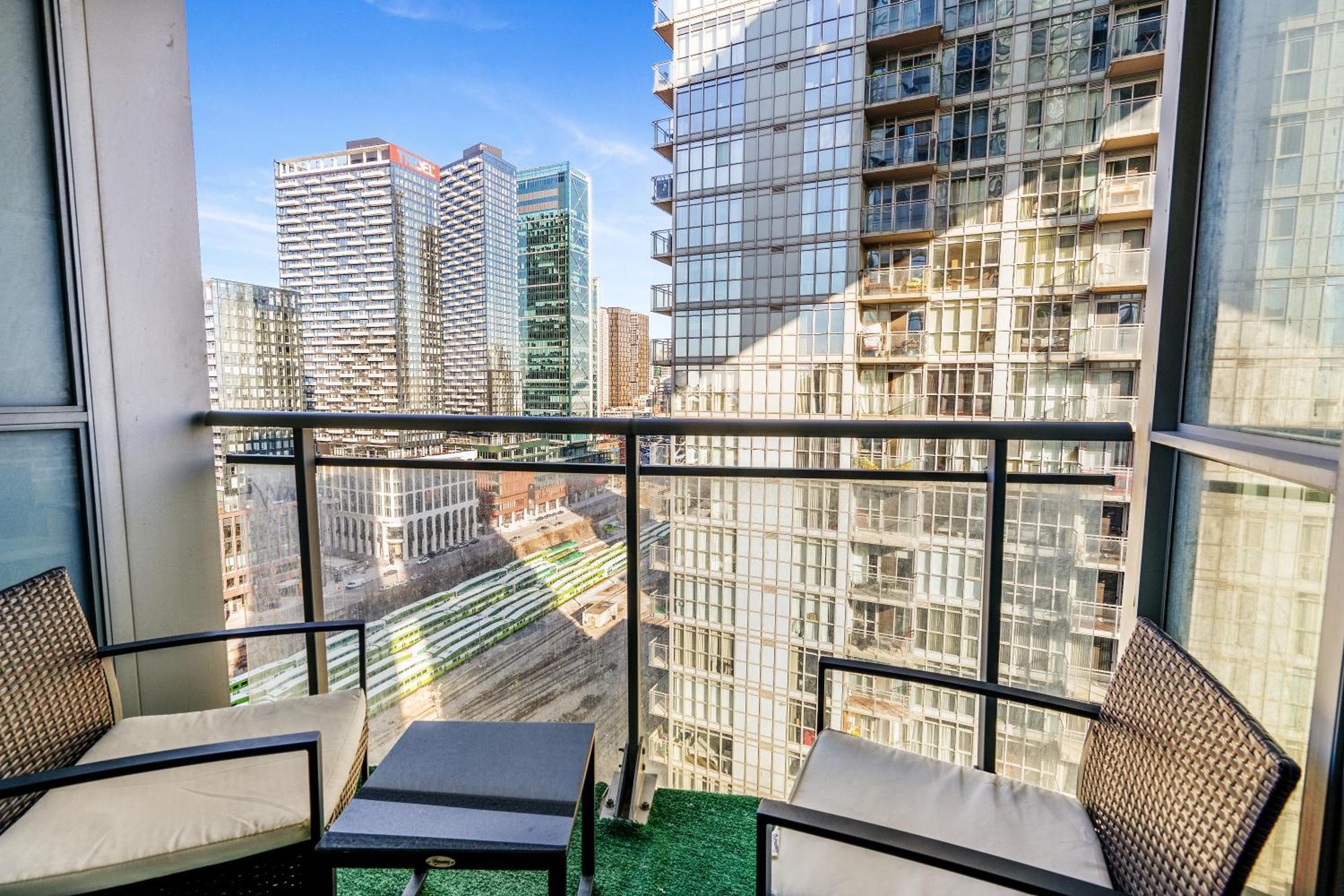 Exquisite Condos By Cn Tower With Parking 토론토 외부 사진