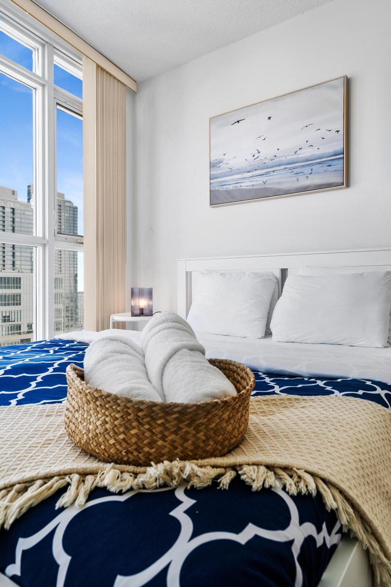 Exquisite Condos By Cn Tower With Parking 토론토 외부 사진