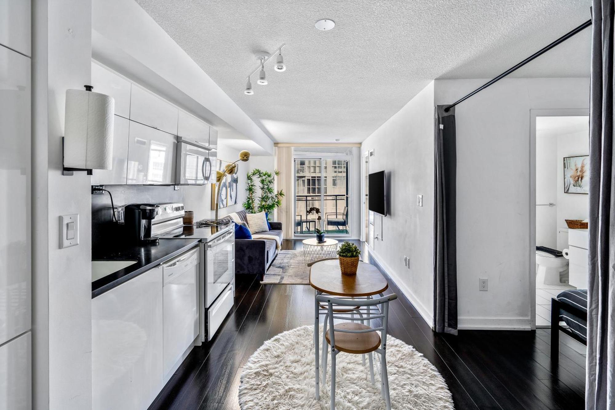 Exquisite Condos By Cn Tower With Parking 토론토 외부 사진