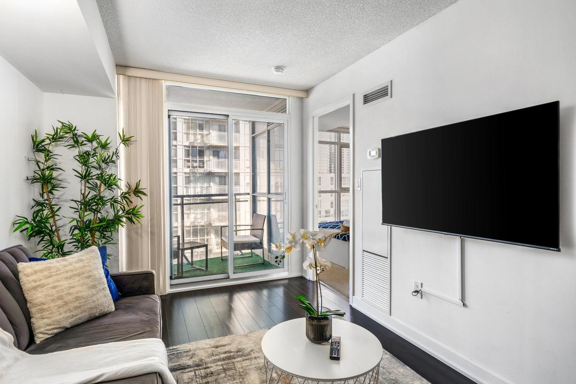 Exquisite Condos By Cn Tower With Parking 토론토 외부 사진